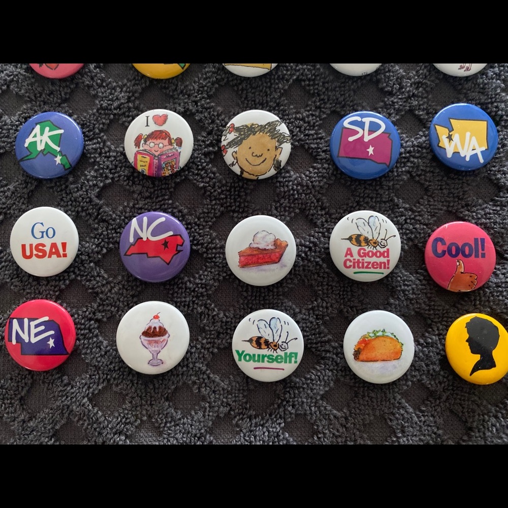 Lot of American Girl/Calvert School Baltimore pins - Picture 4 of 6
